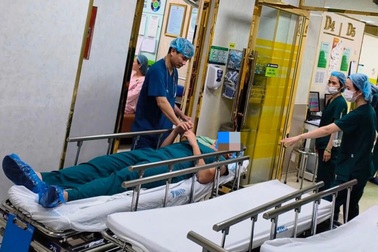Hà Nội: Chồng ngất xỉu khi chứng kiến vợ đẻ mổ