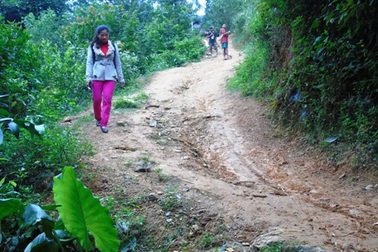 Cảm động cô giáo gói cơm lên rừng “gieo chữ”