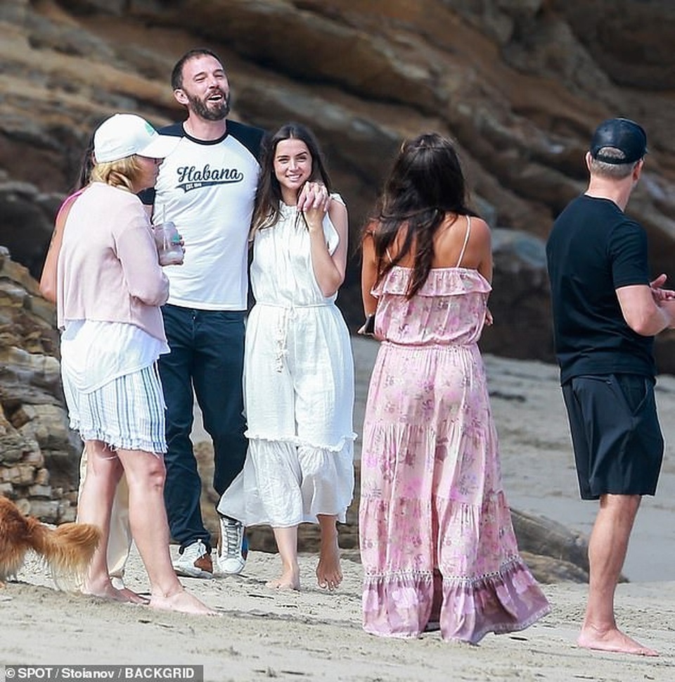 Ben Affleck và bồ trẻ hôn nhau say đắm trên biển - 6