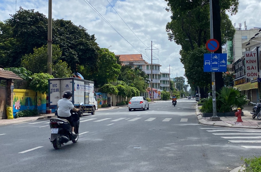 TPHCM: Cán bộ, công chức đi đường không mặc đồng phục, đeo thẻ sẽ bị phạt - 2 TPHCM: Cán bộ, công chức đi đường không mặc đồng phục, đeo thẻ sẽ bị phạt - 2