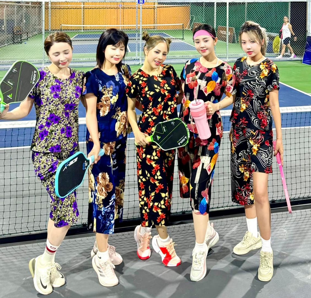 Quỳnh Nga nói gì khi mặc bộ đồ bà thím 99.000 đồng đi chơi pickleball? - 2