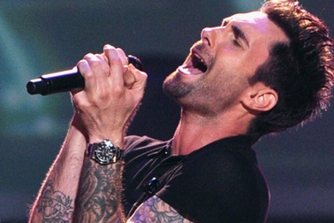 Ngắm Adam Levine lôi cuốn và điển trai trên sân khấu Grammy
