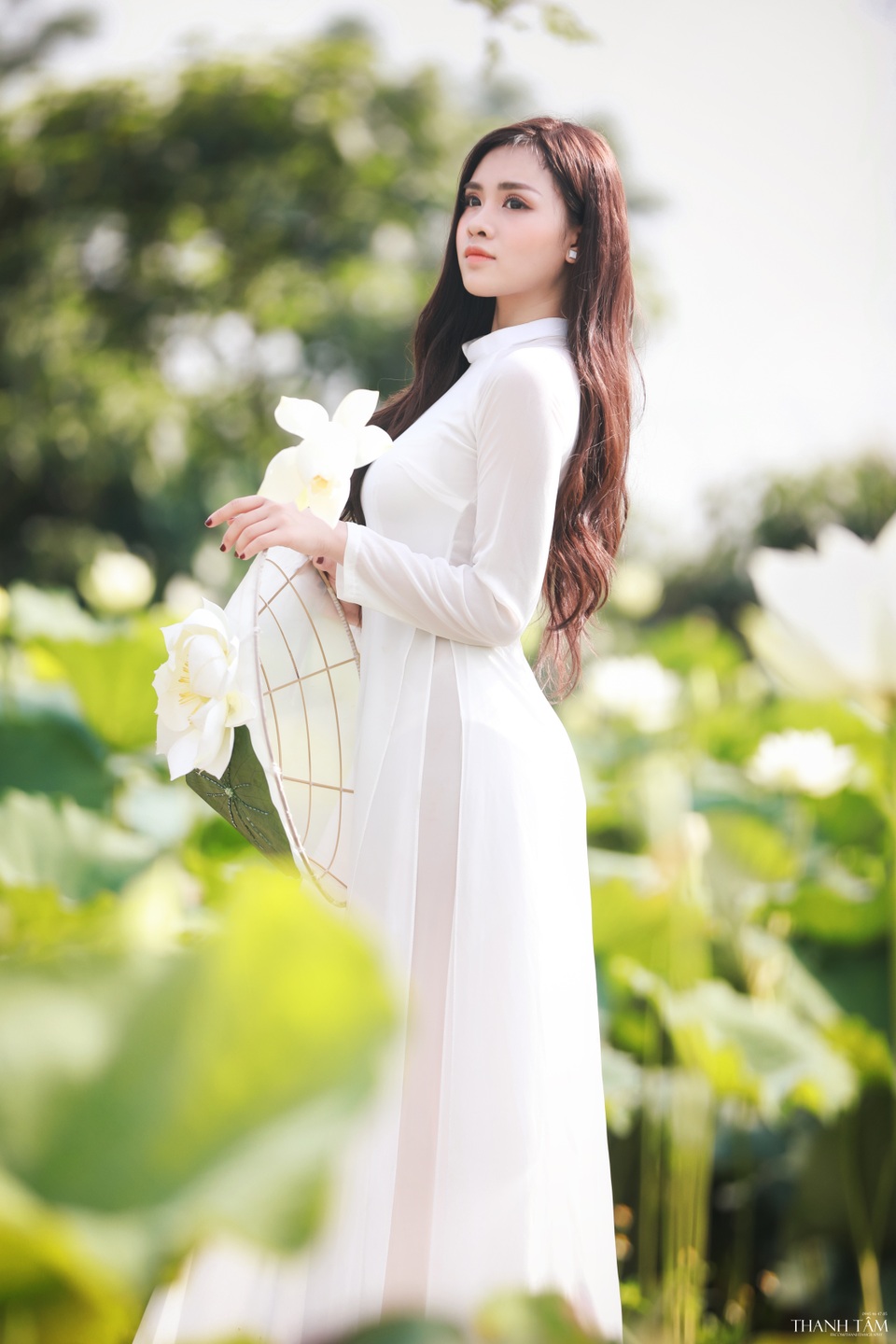 Nữ sinh trường Báo gợi cảm hút hồn bên hoa sen trắng - 8 Nữ sinh trường Báo gợi cảm hút hồn bên hoa sen trắng - 8