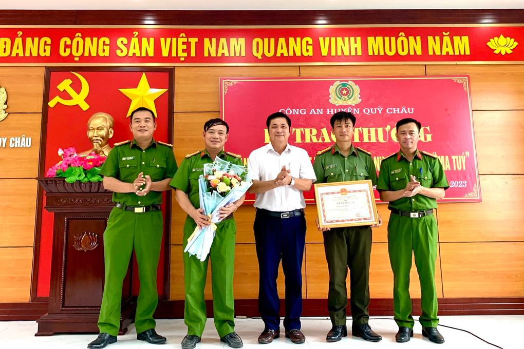 Vây bắt đối tượng buôn ma túy nhiễm HIV, Thiếu tá công an bị chém - 2 Vây bắt đối tượng buôn ma túy nhiễm HIV, Thiếu tá công an bị chém - 2