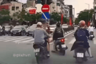 Truy tìm cô gái lái xe máy tạt đầu gây va chạm liên hoàn ở Hà Nội