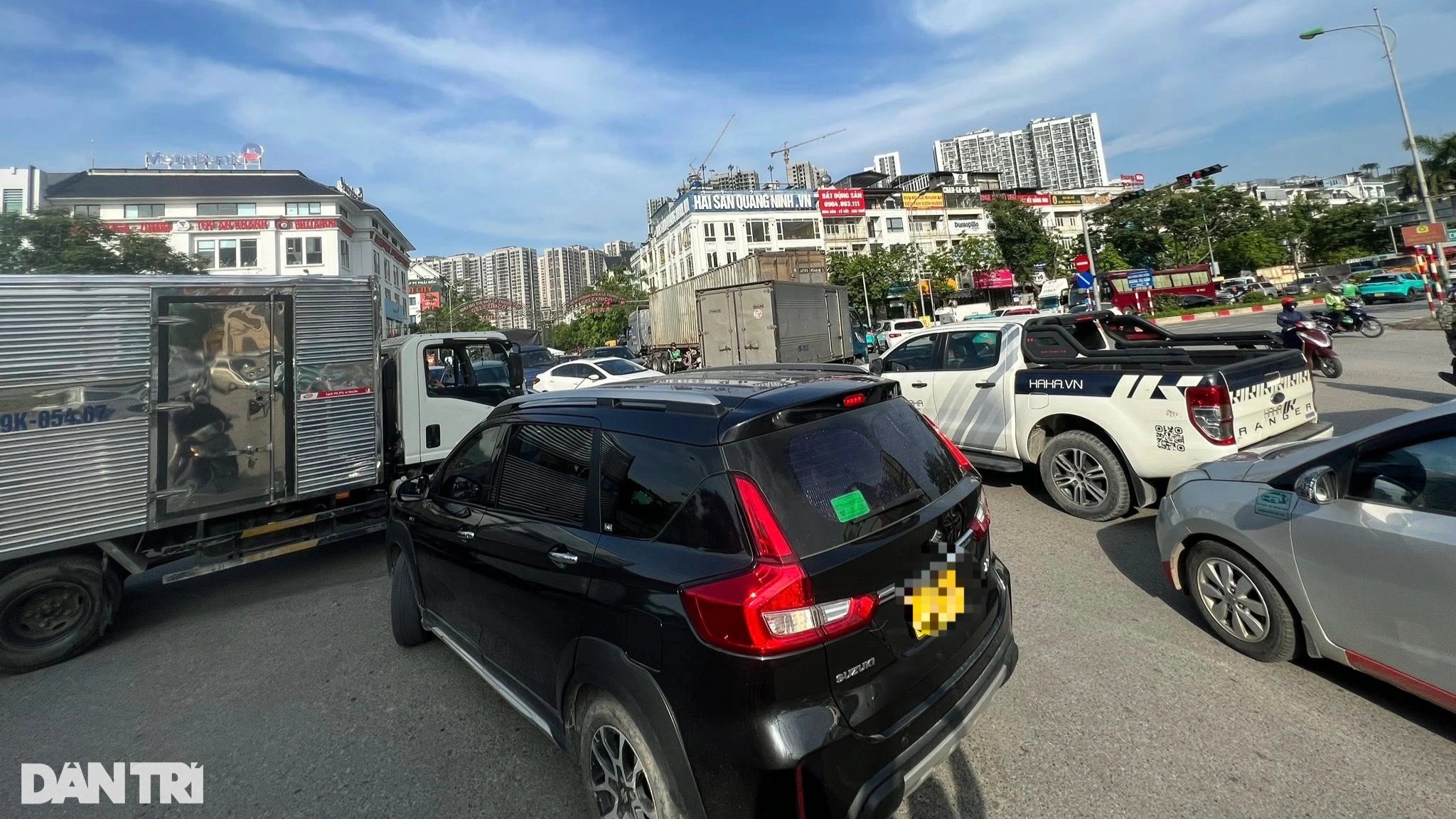 Phân luồng ở Đại lộ Thăng Long: Giao thông hỗn loạn, bỏ xe đi bộ về nhà - 5