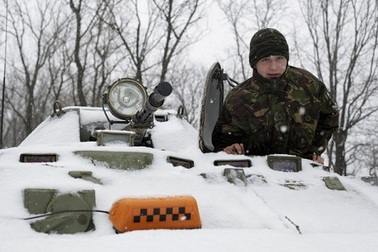 Quân chính phủ Ukraine và phe ly khai trì hoãn rút vũ khí hạng nặng