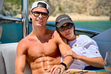 Ronaldo mỉm cười trở lại sau bi kịch mất con