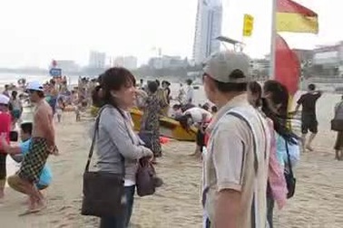 Biển Đà Nẵng nườm nượp người