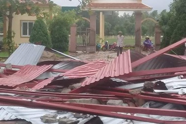 Hà Tĩnh: Trường học bị lốc xoáy quật tốc mái ngay trước ngày khai giảng
