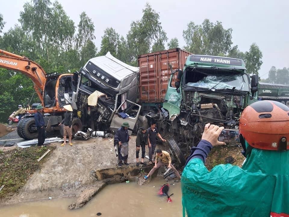 Tai nạn liên hoàn, 2 xe đầu kéo và 1 máy xúc dính chặt vào nhau - 1 Tai nạn liên hoàn, 2 xe đầu kéo và 1 máy xúc dính chặt vào nhau - 1
