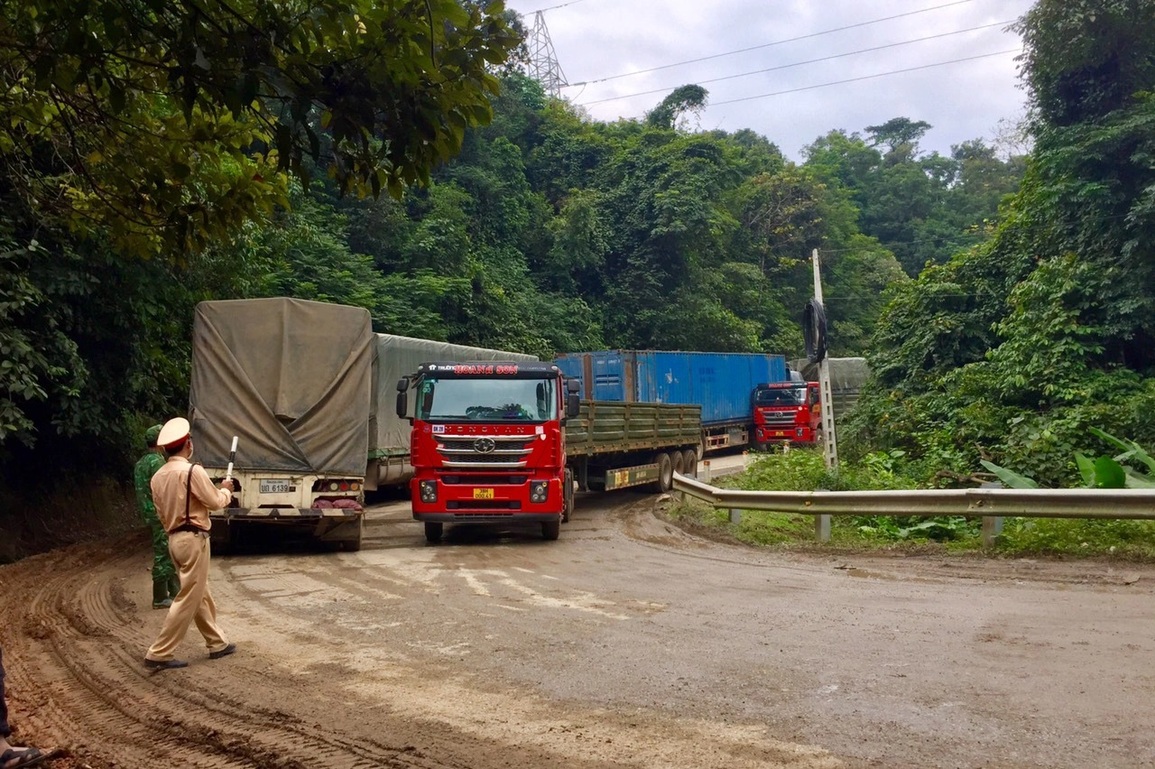 Xe chở gỗ gặp nạn, đường lên cửa khẩu kẹt cứng gần một ngày - 3 Xe chở gỗ gặp nạn, đường lên cửa khẩu kẹt cứng gần một ngày - 3