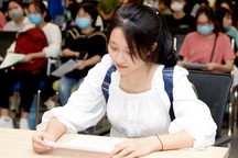 Hàng ngàn thí sinh đã đến nhập học tại Đại học Kinh tế quốc dân