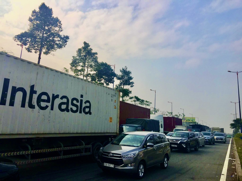 Xe container lật ngang hầm chui, cửa ngõ TP Thủ Đức tê liệt - 4 Xe container lật ngang hầm chui, cửa ngõ TP Thủ Đức tê liệt - 4