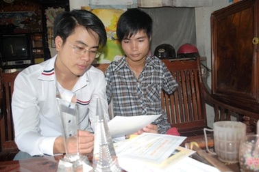 “Thí sinh viết bài thi bằng chân” được tuyển thẳng vào 2 trường ĐH