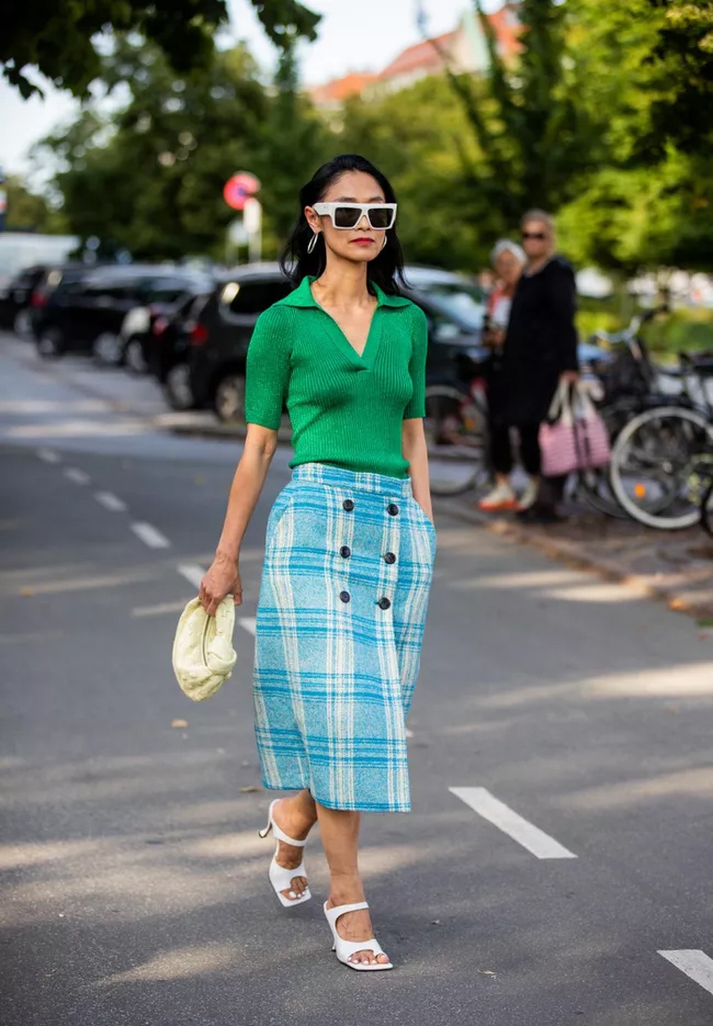 Tạo nên phong cách thời trang riêng với váy kẻ caro - 7 Tạo nên phong cách thời trang riêng với váy kẻ caro - 7