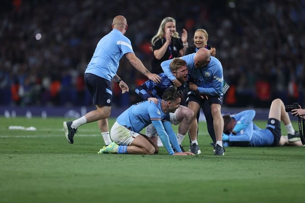 Dàn sao Man City bật khóc vì sung sướng, HLV Pep Guardiola hôn vợ đắm đuối - 8 Dàn sao Man City bật khóc vì sung sướng, HLV Pep Guardiola hôn vợ đắm đuối - 8
