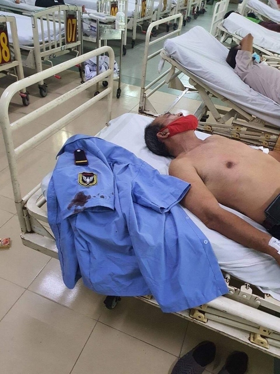 Bảo vệ chung cư bị chém vì không cho gửi đồ trước phòng bảo vệ - 4 Bảo vệ chung cư bị chém vì không cho gửi đồ trước phòng bảo vệ - 4