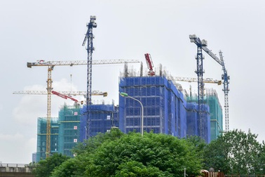 Nguy hiểm rình rập từ cẩu tháp công trình khắp Hà Nội