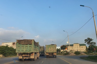 Đoàn xe có dấu hiệu quá tải lại "tấn công" quốc lộ 18