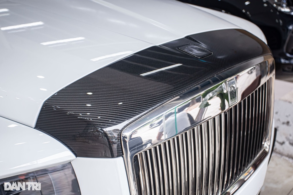 Rolls-Royce Cullinan độ Mansory đầu tiên về Việt Nam, đăng kiểm mất cả năm - 12 Rolls-Royce Cullinan độ Mansory đầu tiên về Việt Nam, đăng kiểm mất cả năm - 12