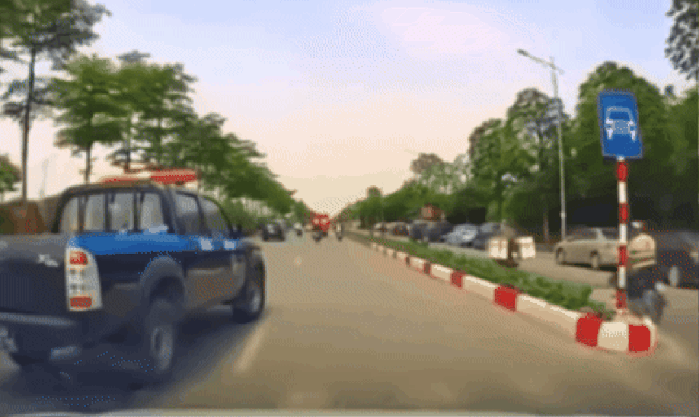Xác minh clip ô tô biển xanh liên tục tạt đầu xe khác trên đường ở Hà Nội - 1 Xác minh clip ô tô biển xanh liên tục tạt đầu xe khác trên đường ở Hà Nội - 1