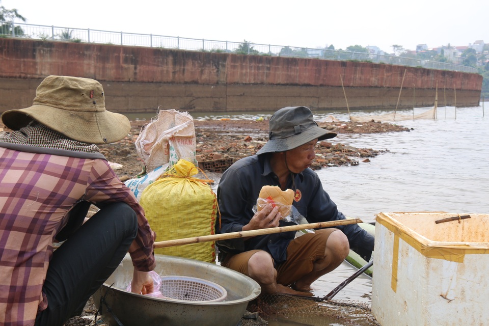 Kiếm tiền triệu mỗi ngày nhờ cào hến giữa... lòng thành phố - 8 Kiếm tiền triệu mỗi ngày nhờ cào hến giữa... lòng thành phố - 8