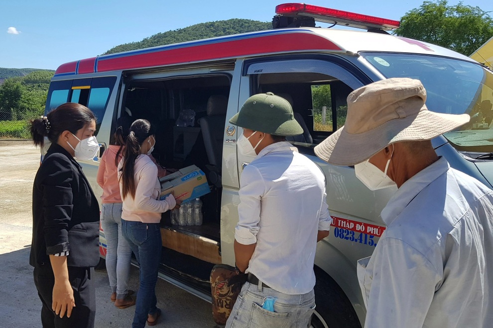 Phú Yên hỗ trợ xe giúp 13 người định đi bộ hơn 250 km về Quảng Ngãi - 2 Phú Yên hỗ trợ xe giúp 13 người định đi bộ hơn 250 km về Quảng Ngãi - 2