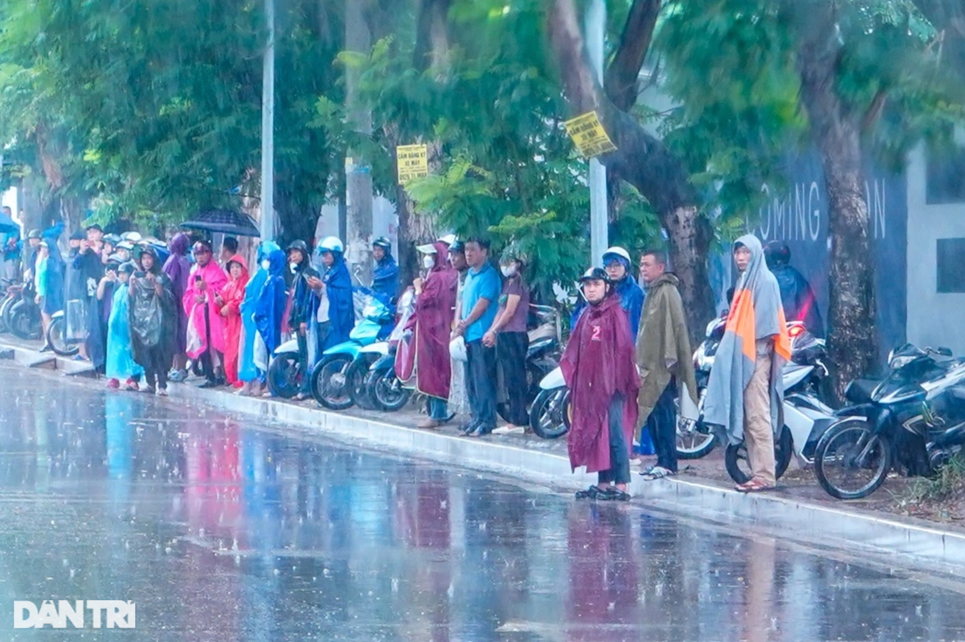 Linh xa đưa Phó Thủ tướng Lê Văn Thành về nơi an nghỉ cuối cùng - 14 Linh xa đưa Phó Thủ tướng Lê Văn Thành về nơi an nghỉ cuối cùng - 14