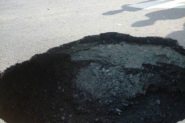 Hai hố sâu bất ngờ “mọc” giữa đường