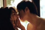 Chồng bác sĩ cưng chiều, tôi vẫn nghiện "quẹt" Tinder hẹn hò trai trẻ