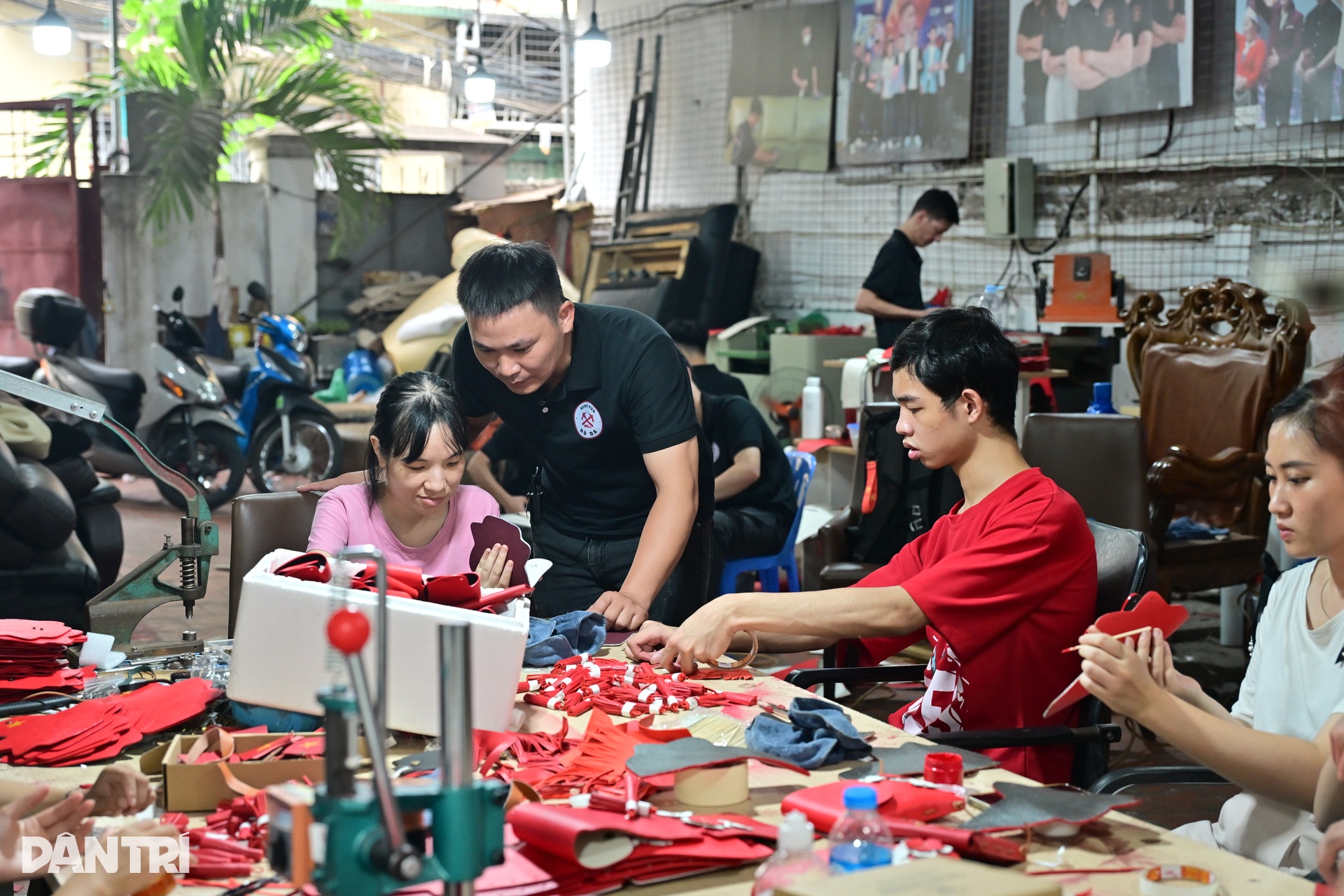 Bộ sưu tập cờ đỏ sao vàng tạo nên từ nghị lực của những người khuyết tật - 6