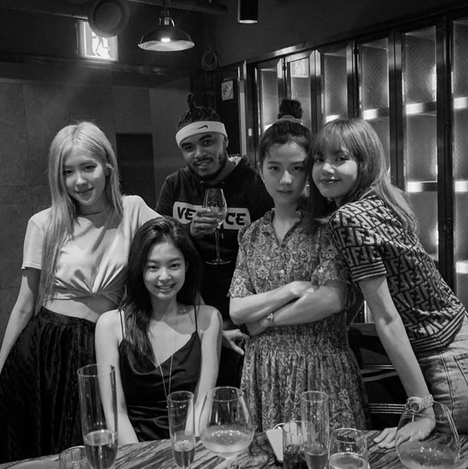 BLACKPINK thu âm album mới cùng producer của Ariana Grande, chăm chỉ hàng tiếng đồng hồ trong studio nhưng có thoát dớp mini album? - Ảnh 4. BLACKPINK thu âm album mới cùng producer của Ariana Grande, chăm chỉ hàng tiếng đồng hồ trong studio nhưng có thoát dớp mini album? - Ảnh 4.
