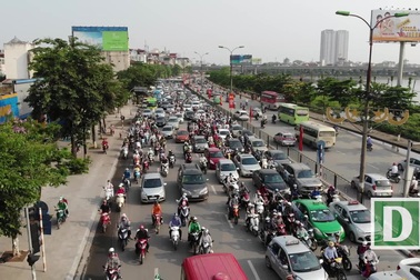 Người dân "tay xách nách mang" trở lại Thủ đô sau nghỉ lễ