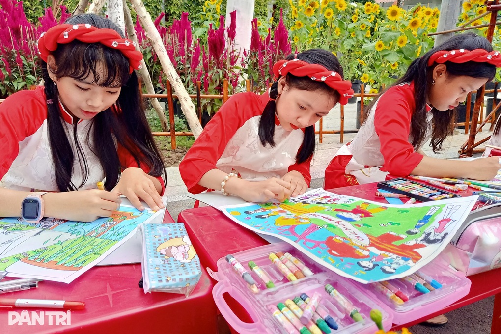 Học sinh xứ Công tử Bạc Liêu múa bút vẽ tranh đón Tết - 2 Học sinh xứ Công tử Bạc Liêu múa bút vẽ tranh đón Tết - 2