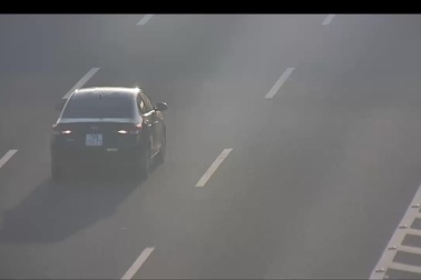 Ô tô con lùi trên cao tốc Hà Nội – Hải Phòng khiến xe bồn loạng choạng