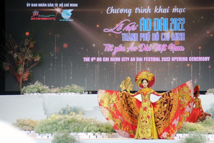 Một mẫu thiết kế độc đáo trong bộ sưu tập áo dài Di sản trình diễn tại Lễ hội Áo dài Thành phố Hồ Chí Minh lần thứ 8.