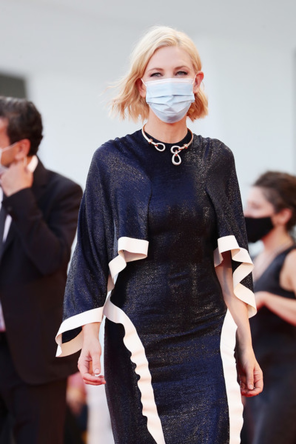 Cate Blanchett và giám khảo LHP Venice đeo khẩu trang lên thảm đỏ - 7 Cate Blanchett và giám khảo LHP Venice đeo khẩu trang lên thảm đỏ - 7