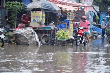 Mưa 30 phút, nhiều tuyến đường ở Sài Gòn bị ngập giữa mùa khô