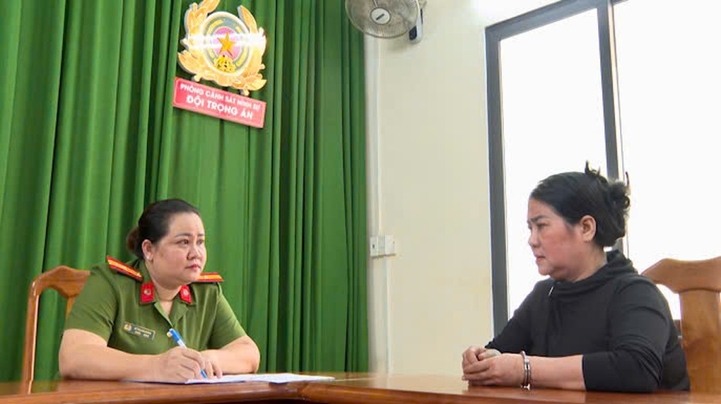 Công an TPHCM bắt bà trùm cho vay nặng lãi “Má Hạnh” - 2 Công an TPHCM bắt bà trùm cho vay nặng lãi “Má Hạnh” - 2