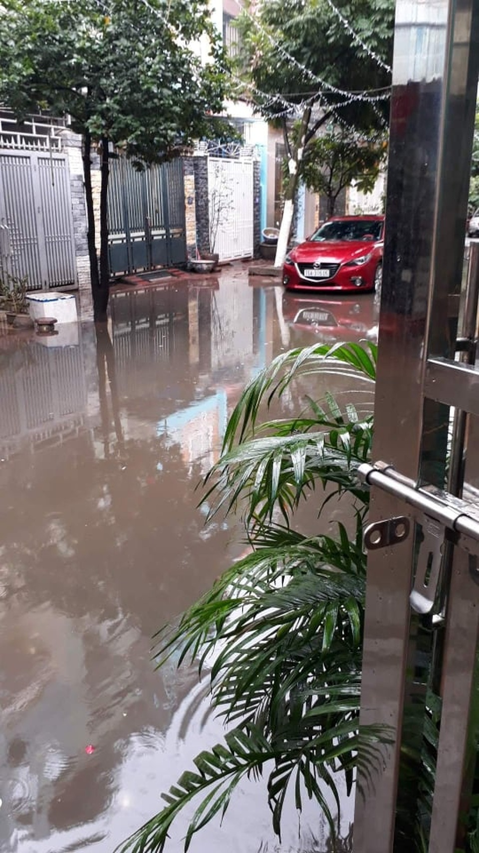 Mưa lớn kèm sấm chớp, đường phố Hải Phòng vắng hoe ngày mùng 1 - 5 Mưa lớn kèm sấm chớp, đường phố Hải Phòng vắng hoe ngày mùng 1 - 5