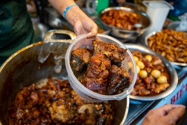 "Độc chiêu" giúp tiểu thương chợ nhà giàu Hà Nội bán nửa tấn cá kho ngày