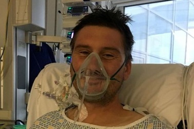 Suýt chết vì bỏng ngô mắc vào kẽ răng