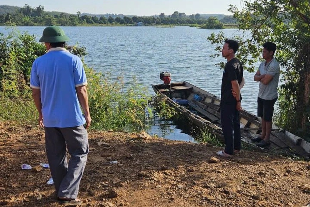 Lật thuyền chở cà phê, một người mất tích ở Đồng Nai - 1 Lật thuyền chở cà phê, một người mất tích ở Đồng Nai - 1