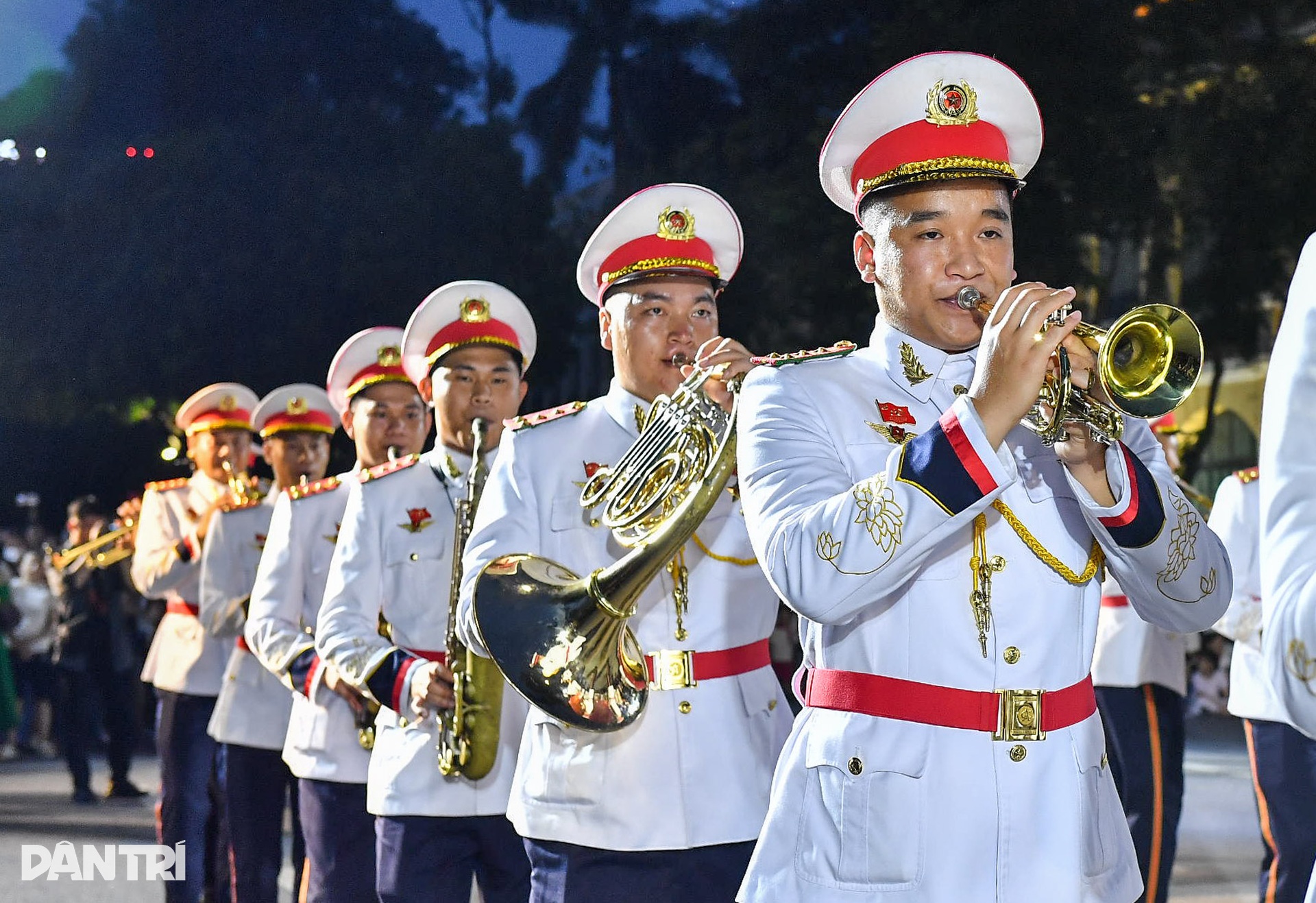Cảnh vệ trình diễn kỹ năng điều khiển mô tô tại bờ hồ Hoàn Kiếm - 9 Cảnh vệ trình diễn kỹ năng điều khiển mô tô tại bờ hồ Hoàn Kiếm - 9