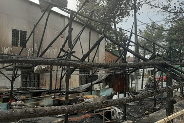 Cháy trụ điện lan sang quán nhậu, 6 người may mắn thoát nạn