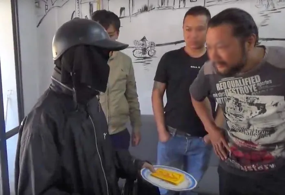 Video nhóm người giải mã gã ăn xin mặt đen chỉ là... dàn dựng - 1 Video nhóm người giải mã gã ăn xin mặt đen chỉ là... dàn dựng - 1