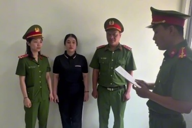 Nữ tài xế lái Mercedes tông 10 xe máy ở TPHCM bị bắt