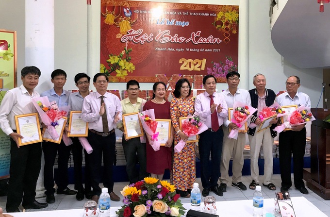 Khánh Hòa: Hàng ngàn ấn phẩm báo Xuân gửi biếu đến quân và dân huyện đảo Trường Sa - Ảnh 2. Khánh Hòa: Hàng ngàn ấn phẩm báo Xuân gửi biếu đến quân và dân huyện đảo Trường Sa - Ảnh 2.