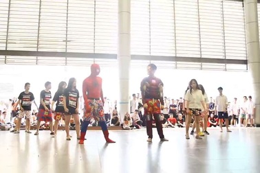 Xem màn chế chuyện tình Captain America và Người nhện hài hước của teen Ams